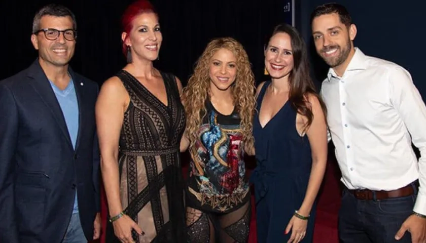 Shakira con miembros de la red LCI Education.