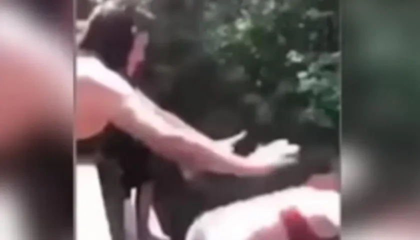 Momento en el que Taylor Smith es empujada por su amiga.