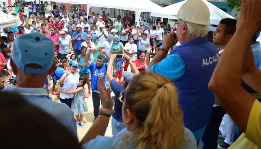 El Alcalde Joao Herrera dirigiéndose a los habitantes del sector.