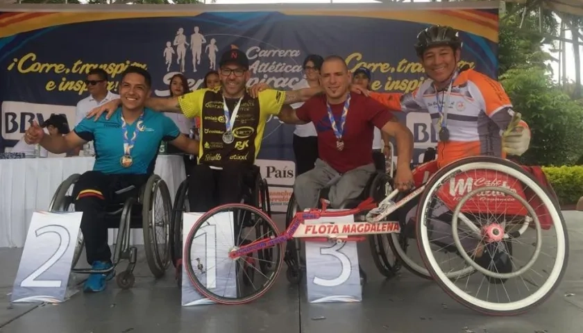 Atletas ganadores de la carrera. 