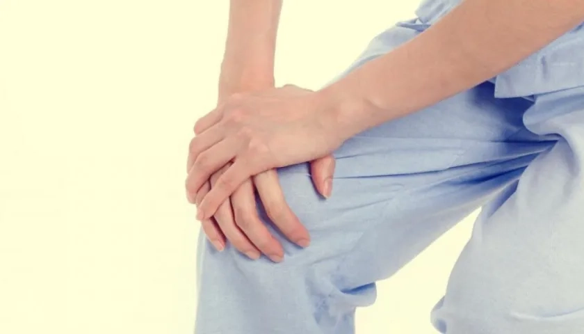 Manos sobre las piernas para controlar el movimiento.