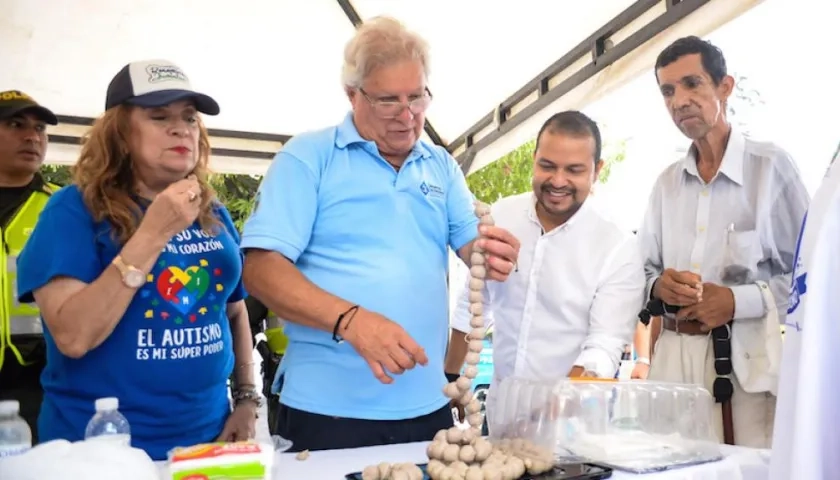 El Alcalde, la primera gestora y el Secretario de Cultura, degustando la butifarra.