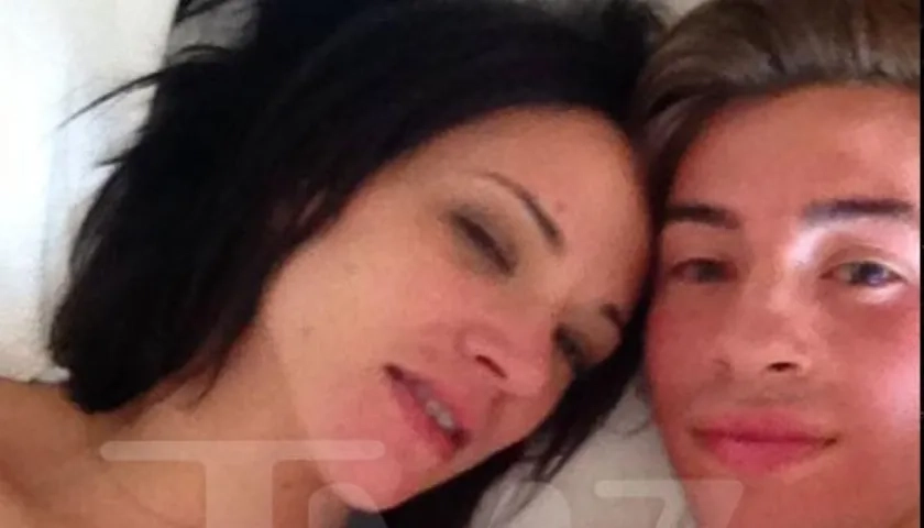 Asia Argento junto a Jimmy Bennett. 