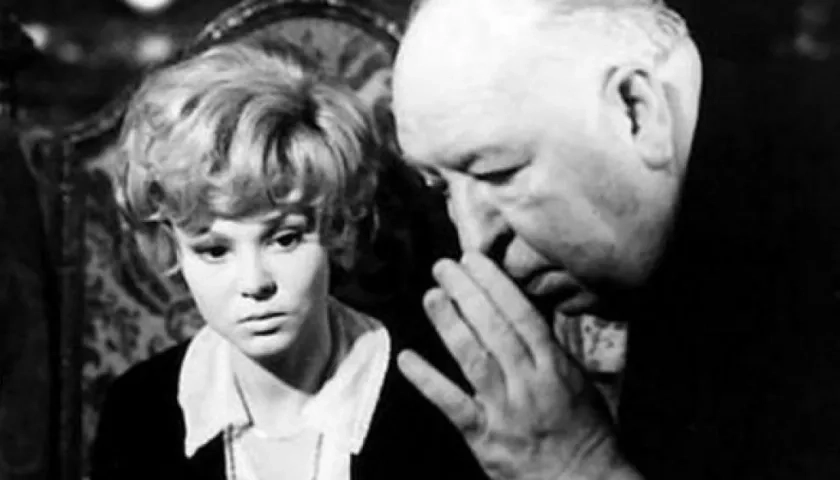 La actriz Bárbara Harris y el director Alfred Hitchcock.