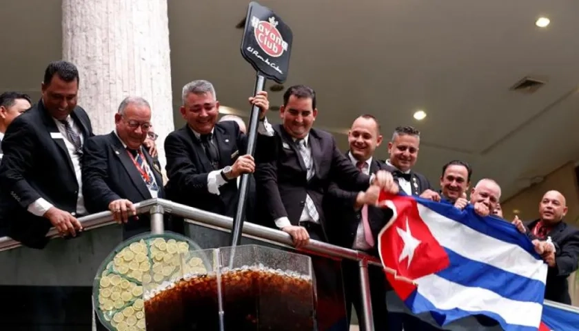 Momento en que finalizan el "Cuba libre" más grande del mundo.