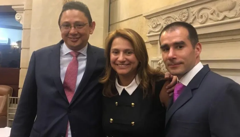 Renato Contreras (izquierda), tras la elección, con la senadora Paola Holguín y el también Magistrado Pedro Gutierrez Sierra.