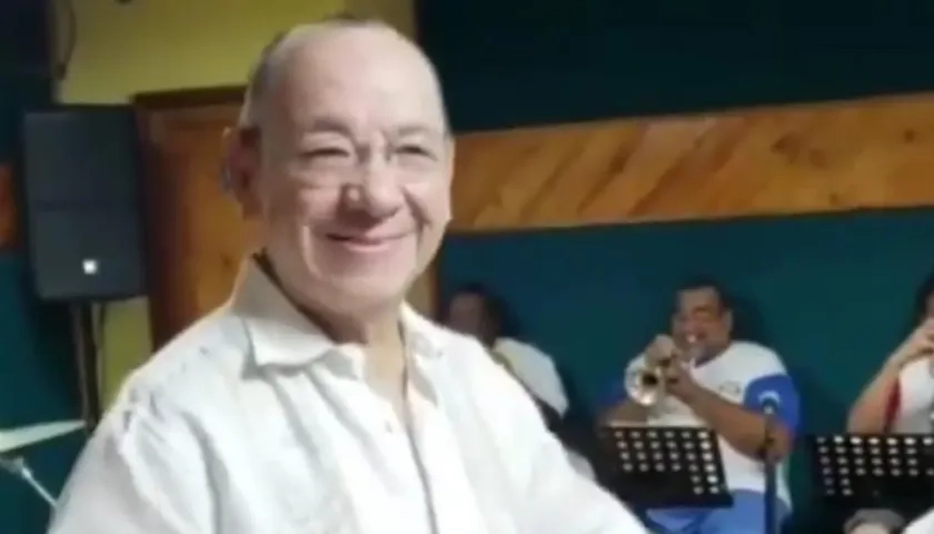 El locutor Álvaro Barbosa Calado.