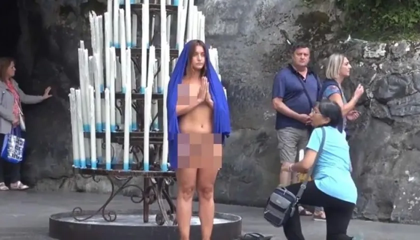 La artista franco-luxemburguesa Déborah de Robertis  se desnudó en la Gruta de las Apariciones del Santuario de Lourdes.