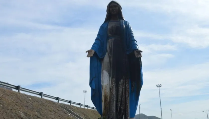  Así de quemada amaneció la Virgen en Santa Marta.