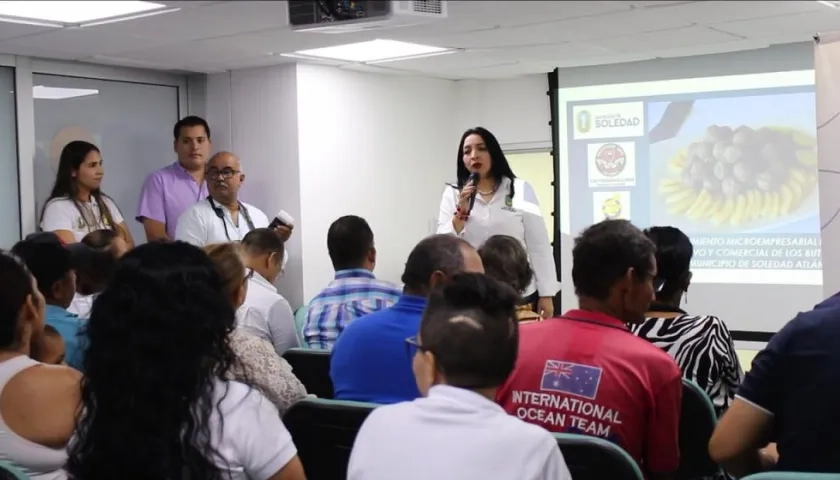 La Directora la Oficina de Competitividad, Claudia Arenas, durante el taller.