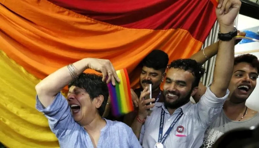 Miembros de la comunidad LGTB india celebran el fallo del Tribunal Supremo de la India sobre las relaciones homosexuales en Bombay (India).