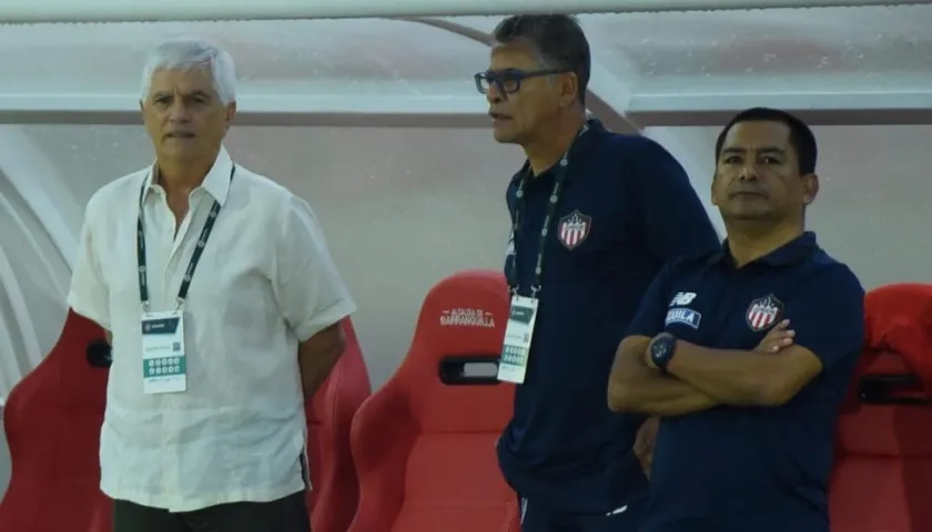 Julio Comesaña con su cuerpo técnico.