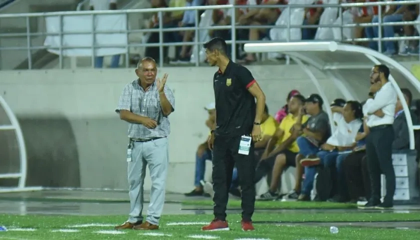 Jorge Luis Bernal (izquierda), DT de Rionegro Águilas Doradas.