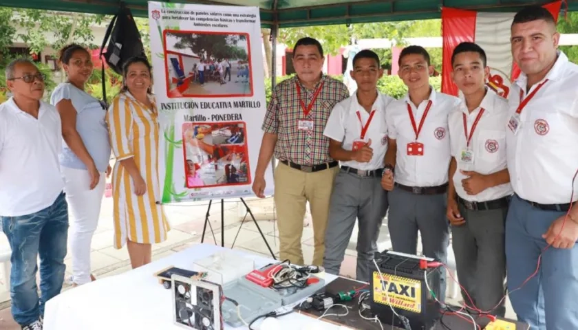 Estudiantes y profesores ganadores de la Institución Educativa Martillo. 