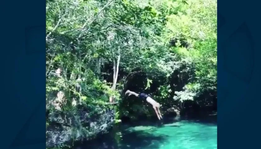 'El Pibe' Valderrama lanzándose al manantial.