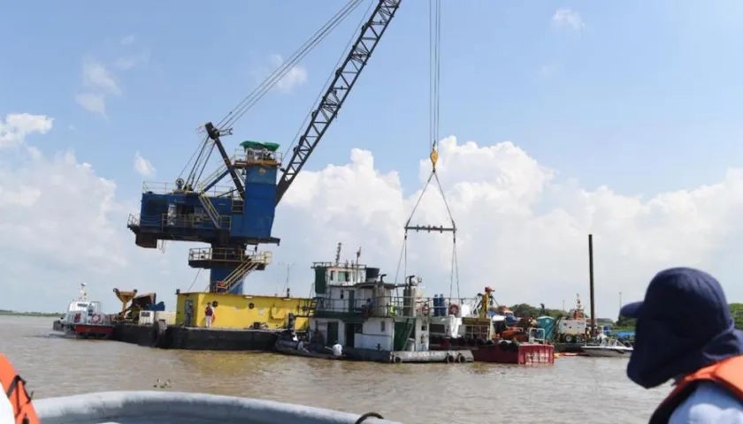 Maniobras de retiro de la draga.