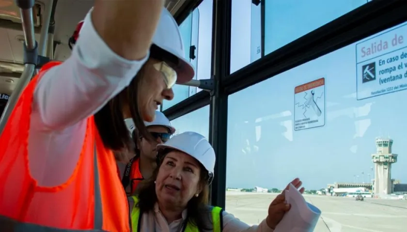 La ministra de Transporte, Ángela María Orozco, y la gerente del Grupo Aeroportuario, Mariela Vergara.