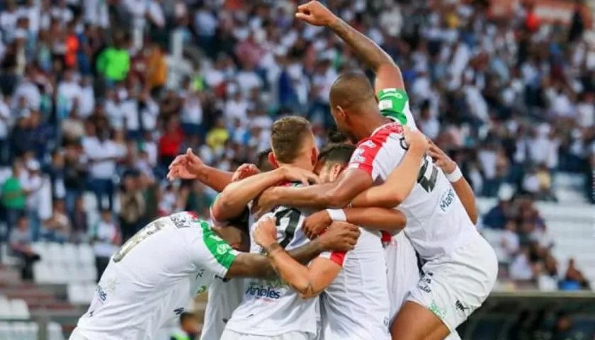 Jugadores del Once Caldas festejan un gol. 