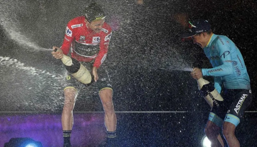 Miguel Ángel López juega con Simon Yates, ganador de la Vuelta. 