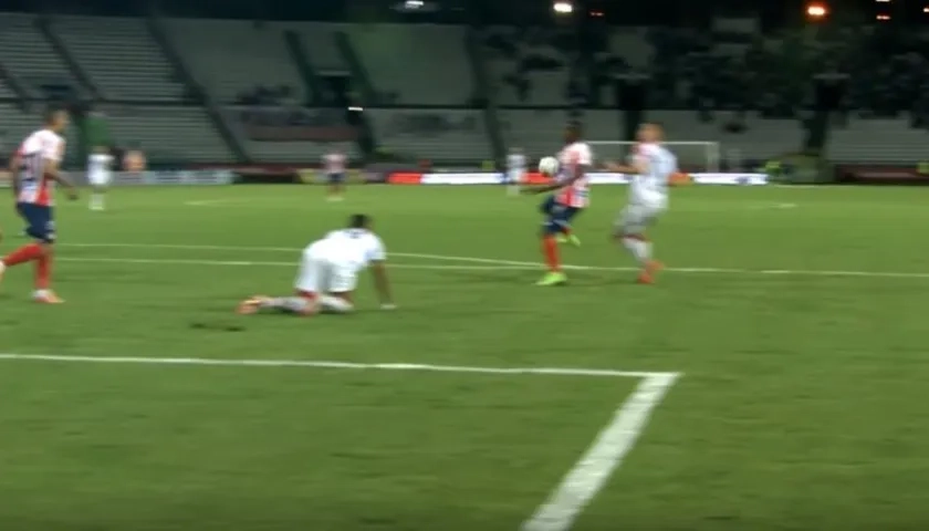 Imagen del partido donde se observa que el balón golpea el pecho y no la mano de Daniel Moreno.