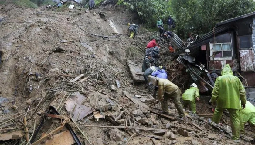 Equipos de rescate buscan a decenas de desaparecidos. 