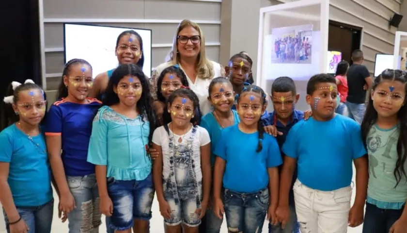 La Secretaria de Educación, Bibiana Rincón, con los beneficiados del programa de lectura y escritura.