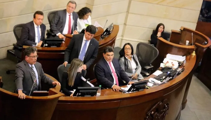 El Ministro Alberto Carrasquilla durante su intervención en el Senado.