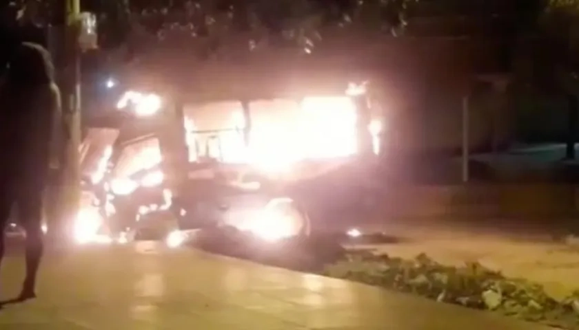 Así se incendió la buseta en Villa de las Moras en Soledad.