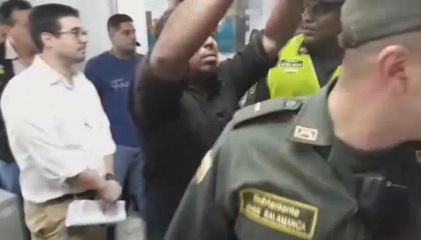 El Secretario de Gobierno, Clemente Fajardo, encabezando la toma violenta.