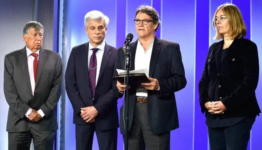 Gustavo Bell e integrantes del equipo negociador. 