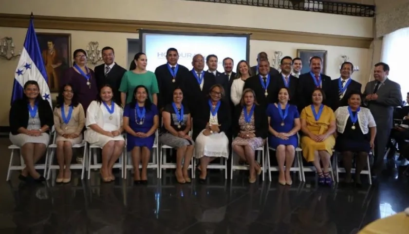  Estos son los maestros galardonados por la Presidencia de Honduras.