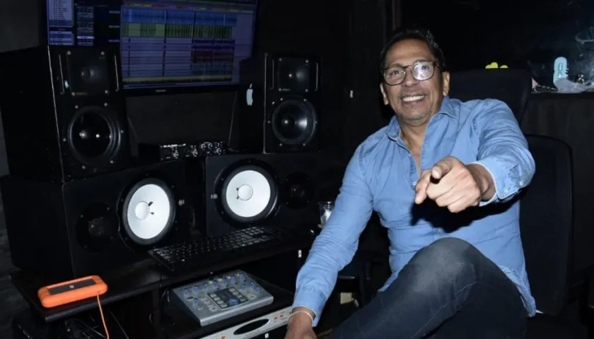 El músico barranquillero Alberto Barros en un estudio musical en Barrio Abajo.