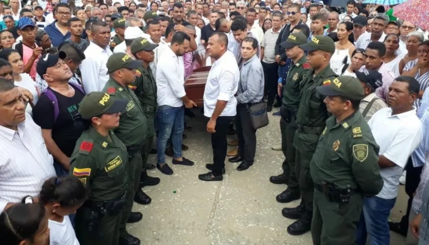 Familiares de Víctor Mendoza acompañaron el féretro hasta el Cementerio de Sabanalarga