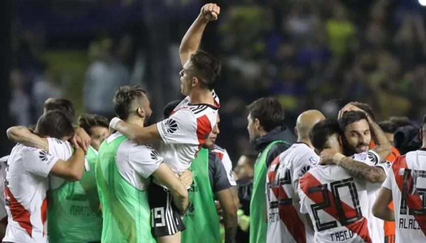 Celebran la victoria durante el clásico de la Superliga del fútbol argentino