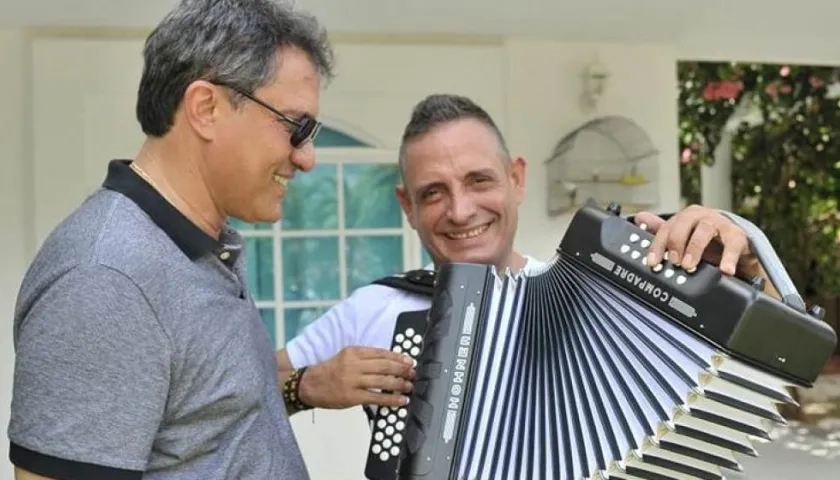 El Rey Vallenato Julián Rojas, tocando el regalo que le llevó el Presidente de la Fundación Festival de la Leyenda Vallenata, Rodolfo Molina Araújo.