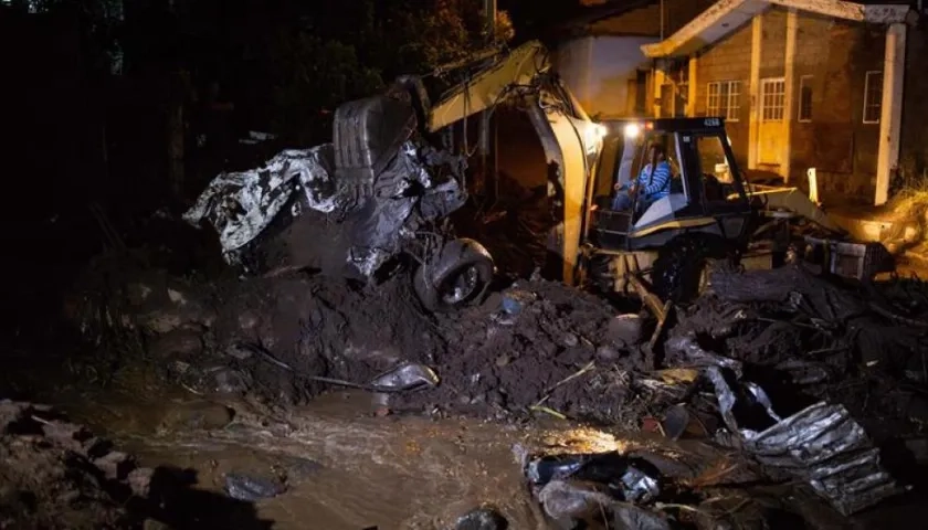 Personal de Protección Civil trabaja en el municipio de Peribán, tras el desbordamiento del río Cutio por las intensas lluvias.