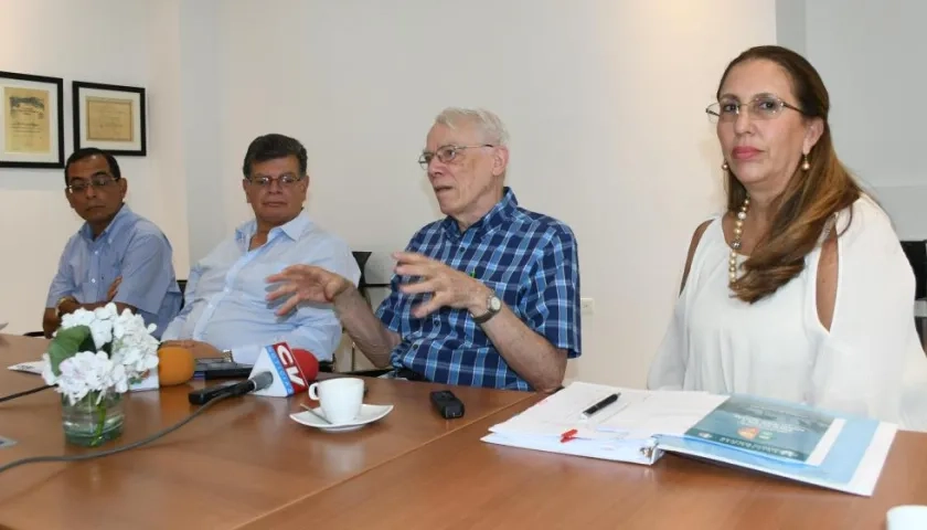 El rector de Unisimón, José Consuegra Bolívar; el director ejecutivo (e), Alfonso López, el economista Albert Berry y la investigadora de Unisimón, Patricia Martínez Barrios. 