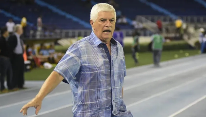 Julio Comesaña, dirigiendo en la cancha.