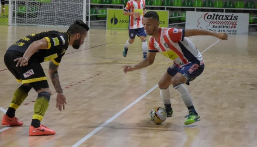 Brayan Güette encara la marca de uno de los jugadores de Leones. 