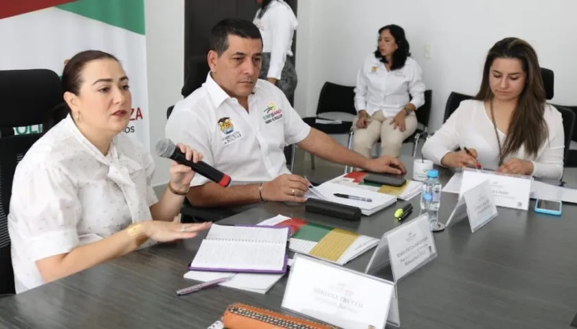 La Superservicios (e) María Paula Jaramillo, durante el reciente análisis de Electricaribe con el Gobernador de Bolívar Dumek Turbay.