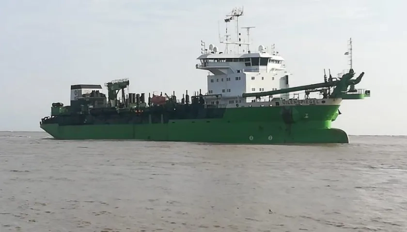 La draga Uilenspiegel trabajando en el canal de acceso.