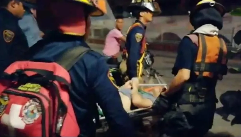 Momentos en que el joven era conducido a un centro asistencial.