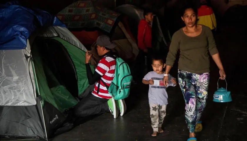 Una mujer y su hijo se disponen a pasar la Nochevieja en el albergue “contra viento y marea”, uno de los lugares donde han sido ubicados grupos de la Caravana de Migrantes centroamericanos