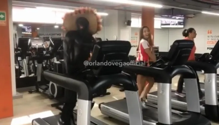 Orlando Vega y la Reina del Carnaval.