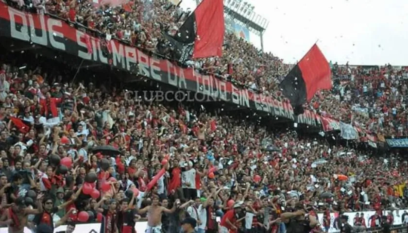 La entusiasta afición del Atlético Colón de Argentina.