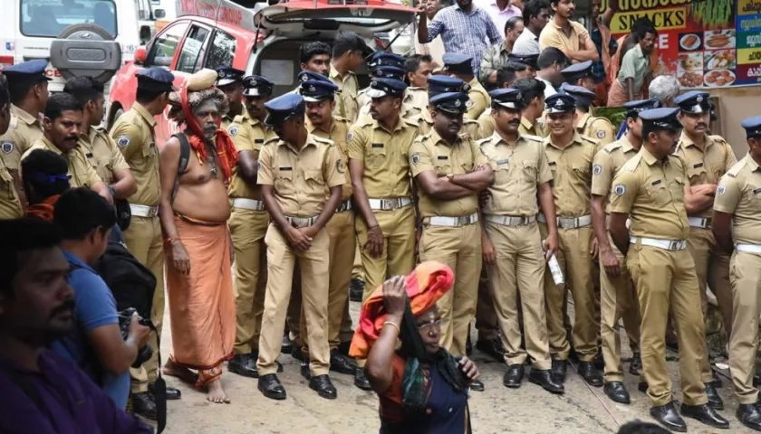 Miembros de la policía montaban guardia en el templo Sabarimala en Pamba (India,)