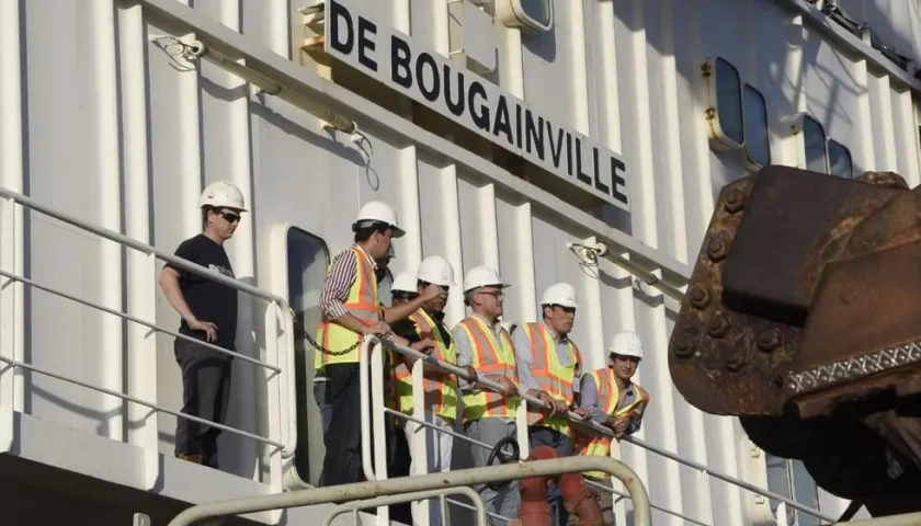 El Ministro encargado de transporte y el director de Cormagdalena a bordo de la draga De Bougainville