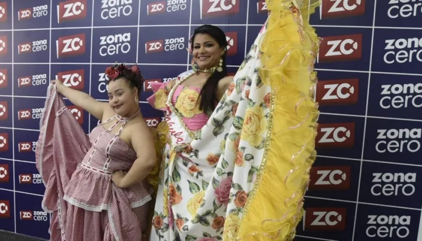 La Reina Infantil Sharon Villa, de la Fundación Social de Carnaval y Cultura de Soledad y Andrea Carolina Balza, Reina Popular del Carnaval de Soledad.