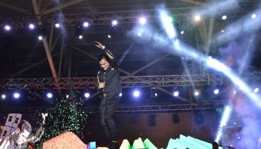 Diiomedes de Jesús prendiendo la fiesta.