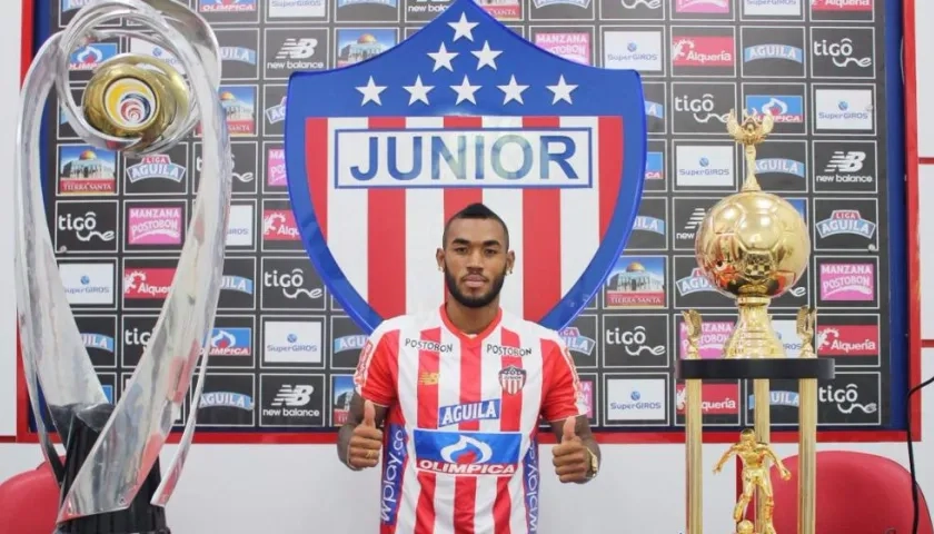 Fredy Hinestroza, tras firmar su contrato. 
